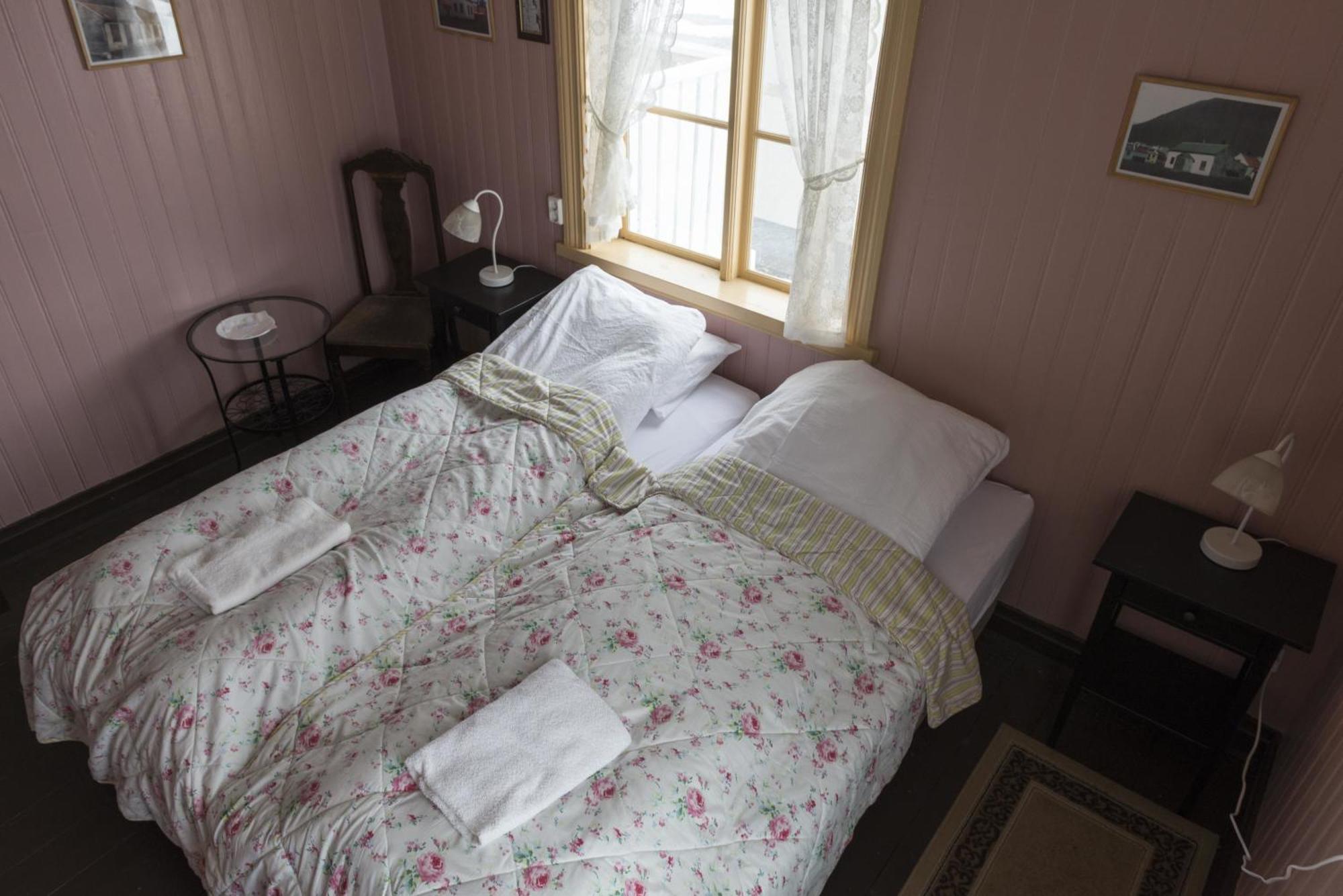 Einarshusid Guesthouse Bolungarvik Bagian luar foto