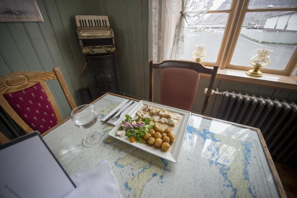 Einarshusid Guesthouse Bolungarvik Bagian luar foto